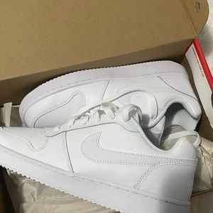 Women’s Nike Ebernon Low Size 8 White